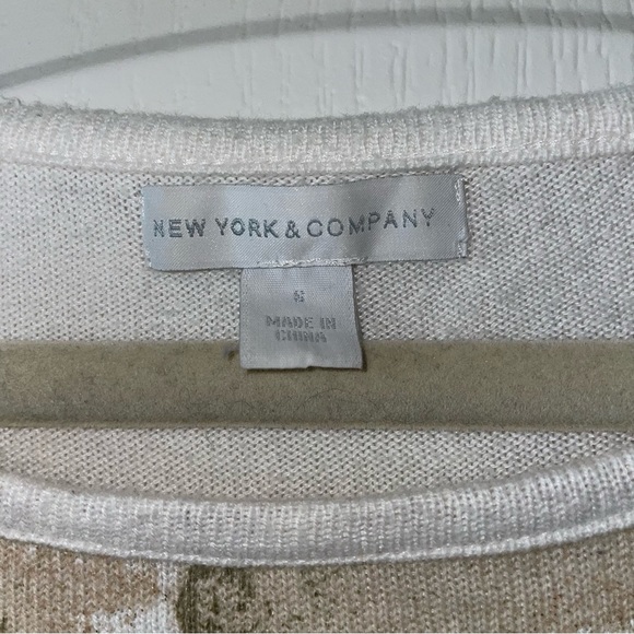 NEW YORK & COMPANY White Rose Floral Sweater Size Small - Picture 4 of 9